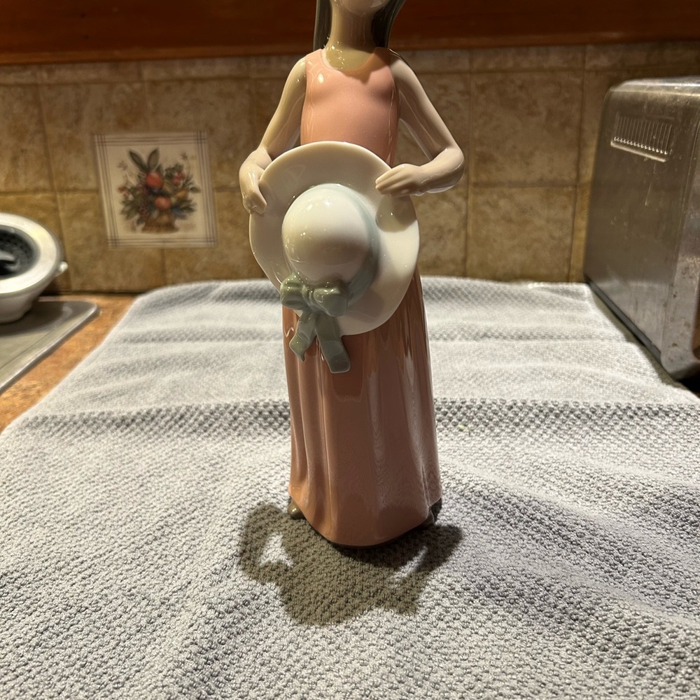 Lladro “The Dreamer” porcelain figurine. Issued 1978, retired in 1999. #5008 - Picture 3 of 10
